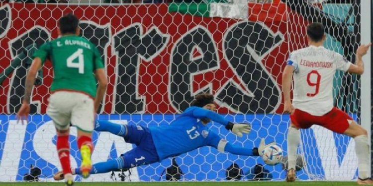 GUILLERMO OCHOA ATAJA PRIMER PENAL PARA MÉXICO EN MUNDIALES DESDE URUGUAY 1930