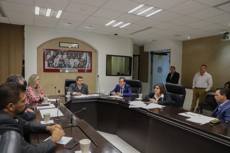 DICTAMINAN REFORMA CONSTITUCIONAL QUE PERMITE LA CONCURRENCIA DE ELECCIONES 