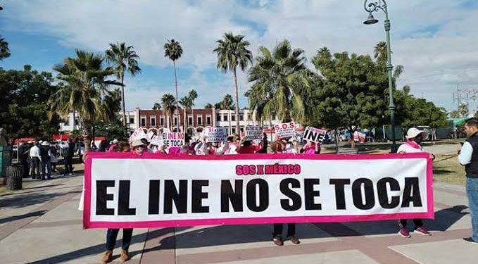 MARCHAN HERMOSILLENSES EN CONTRA DE LA REFORMA ELECTORAL DEL PRESIDENTE LÓPEZ OBRADOR&nbsp;