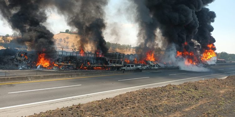 DEJA 5 MUERTOS Y 14 HERIDOS CARAMBOLA EN JALISCO