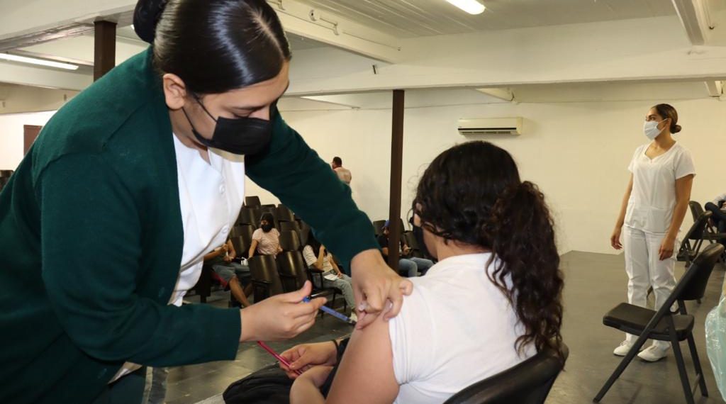 Inicia vacunación contra COVID-19&nbsp;a menores de 12 a 14 años en&nbsp;planteles&nbsp;escolares