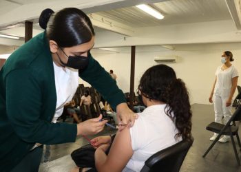 Inicia vacunación contra COVID-19 a menores de 12 a 14 años en planteles escolares