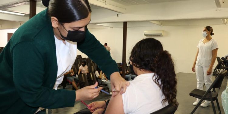 Inicia vacunación contra COVID-19&nbsp;a menores de 12 a 14 años en&nbsp;planteles&nbsp;escolares