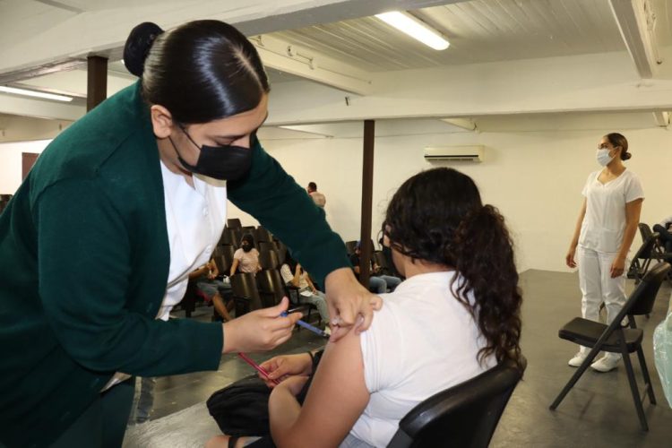 Inicia vacunación contra COVID-19 a menores de 12 a 14 años en planteles escolares