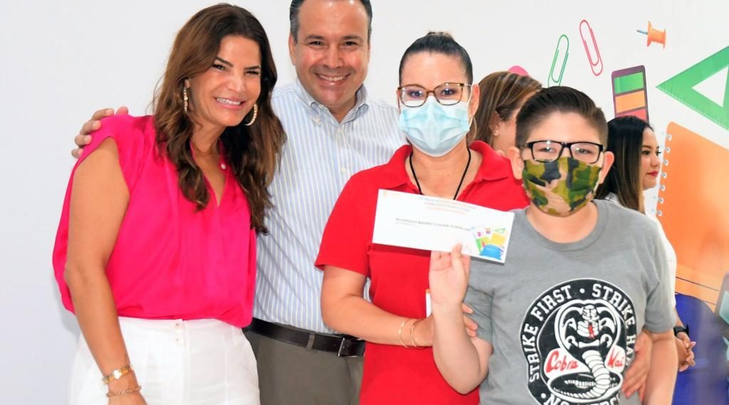 Entrega Toño Astiazarán bono escolar para hijos e hijas de empleados municipales&nbsp;