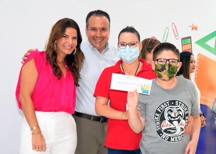 Entrega Toño Astiazarán bono escolar para hijos e hijas de empleados municipales&nbsp;