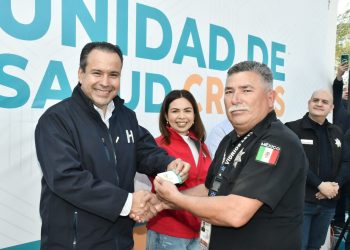 Inaugura Toño Astiazarán clínica para policías y bomberos y sus hijos en Miguel Alemán