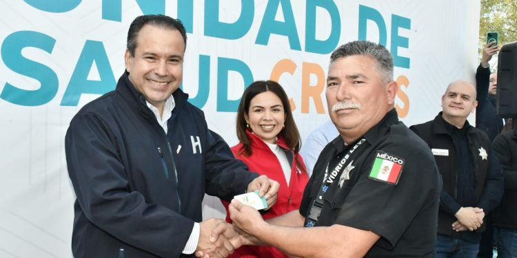 Inaugura Toño Astiazarán clínica para policías y bomberos y sus hijos en Miguel Alemán