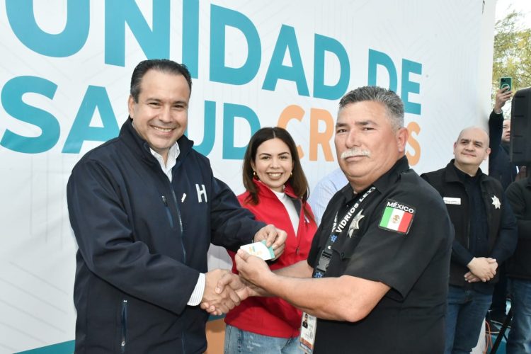 Inaugura Toño Astiazarán clínica para policías y bomberos y sus hijos en Miguel Alemán