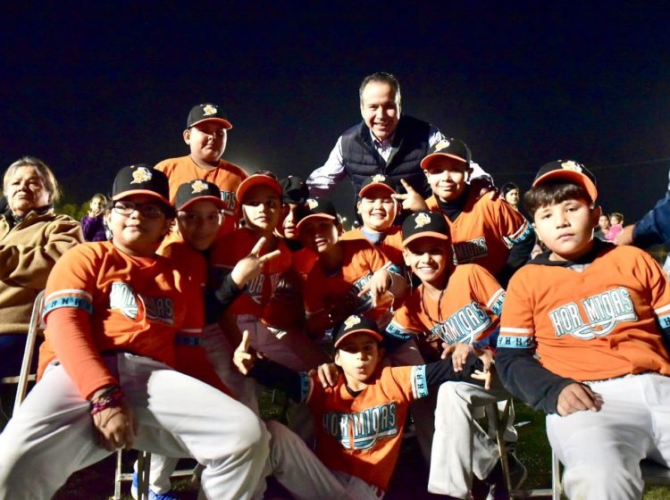 Celebran Toño Astiazarán y familias de la Victoria posada navideña