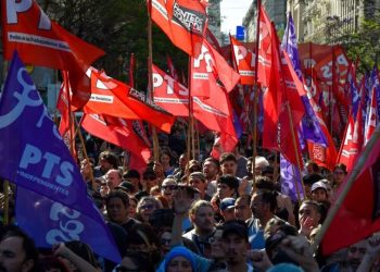 Miles de personas se manifiestan contra el plan económico de Milei en Argentina