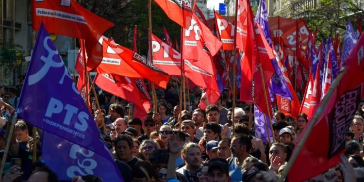 Miles de personas se manifiestan contra el plan económico de Milei en Argentina
