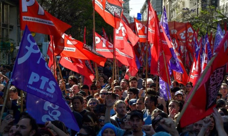 Miles de personas se manifiestan contra el plan económico de Milei en Argentina