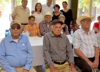 FESTEJA TOÑO ASTIAZARÁN A ADULTOS MAYORES DE HERMOSILLO