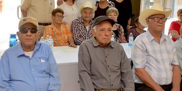 FESTEJA TOÑO ASTIAZARÁN A ADULTOS MAYORES DE HERMOSILLO