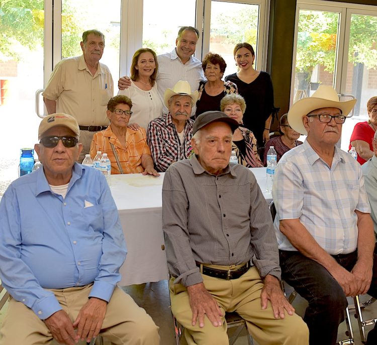 FESTEJA TOÑO ASTIAZARÁN A ADULTOS MAYORES DE HERMOSILLO