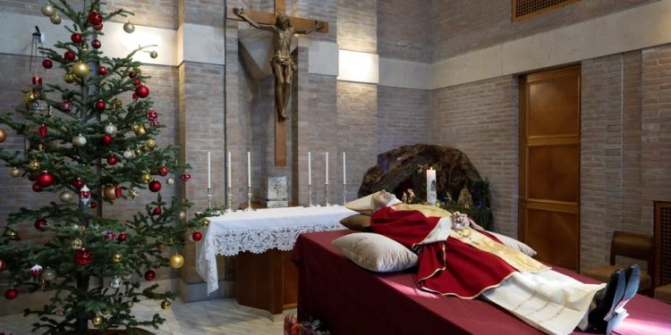 DIFUNDIERON LAS PRIMERAS IMÁGENES DEL CUERPO DE BENEDICTO XVI EN LA CAPILLA ARDIENTE DEL VATICANO