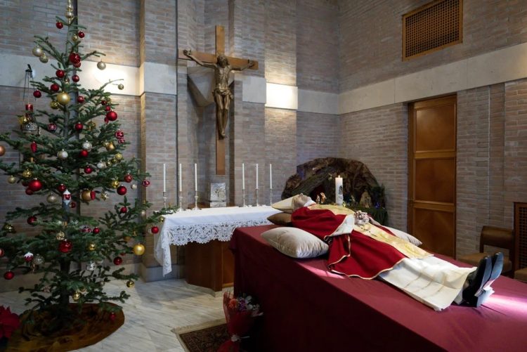 DIFUNDIERON LAS PRIMERAS IMÁGENES DEL CUERPO DE BENEDICTO XVI EN LA CAPILLA ARDIENTE DEL VATICANO&nbsp;