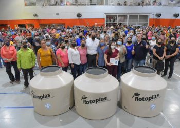Inicia Toño Astiazarán entrega de tinacos a familias del Norte de la ciudad
