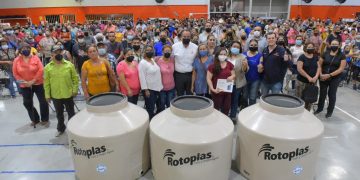 Inicia Toño Astiazarán entrega de tinacos a familias del Norte de la ciudad