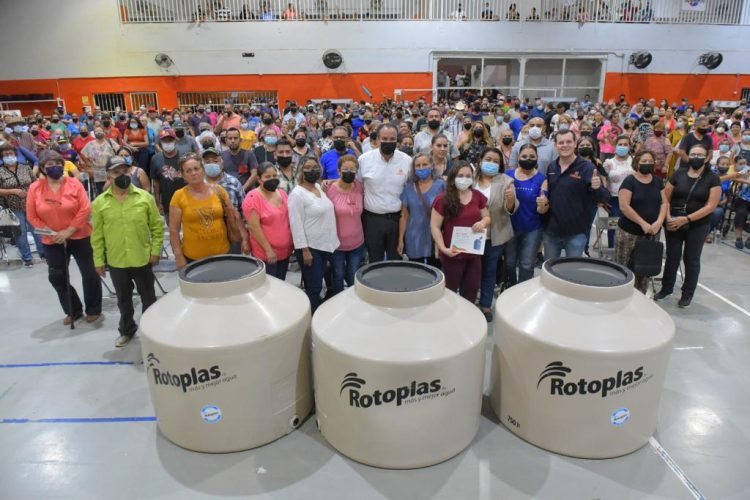 Inicia Toño Astiazarán entrega de tinacos a familias del Norte de la ciudad