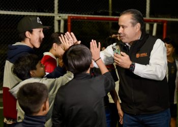 Entrega Toño Astiazarán rehabilitación de parque en Costa del Sol