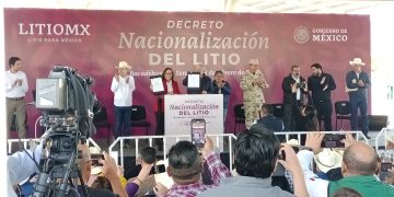 FIRMA PRESIDENTE LÓPEZ OBRADOR DECRETO DE NACIONALIZACIÓN DEL LITIO EN BACADÉHUACHI