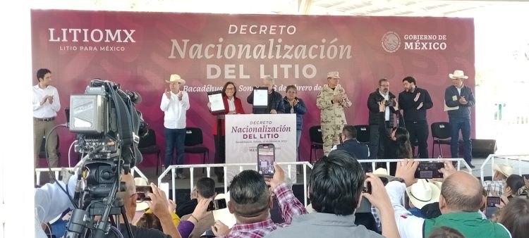 FIRMA PRESIDENTE LÓPEZ OBRADOR DECRETO DE NACIONALIZACIÓN DEL LITIO EN BACADÉHUACHI