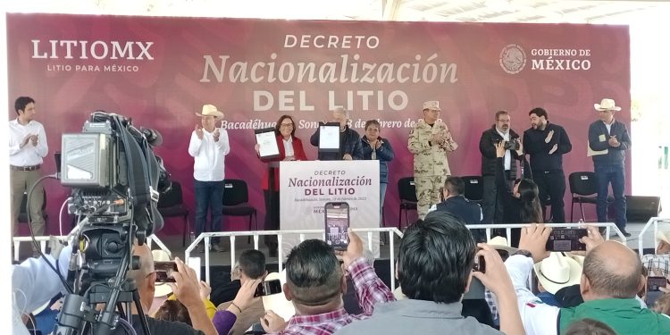 FIRMA PRESIDENTE LÓPEZ OBRADOR DECRETO DE NACIONALIZACIÓN DEL LITIO EN BACADÉHUACHI