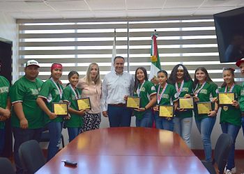 Reconoce Toño Astiazarán a campeonas en mundial de softbol