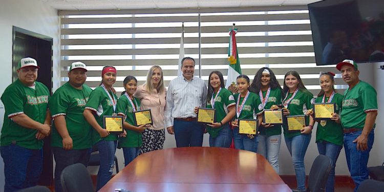 Reconoce Toño Astiazarán a campeonas en mundial de softbol