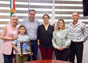 Felicita Toño Astiazarán a Porfirio López Félix, niño ganador del XV Concurso Nacional de Ballet Infantil y Juvenil 2023