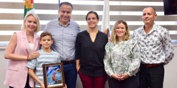Felicita Toño Astiazarán a Porfirio López Félix, niño ganador del XV Concurso Nacional de Ballet Infantil y Juvenil 2023