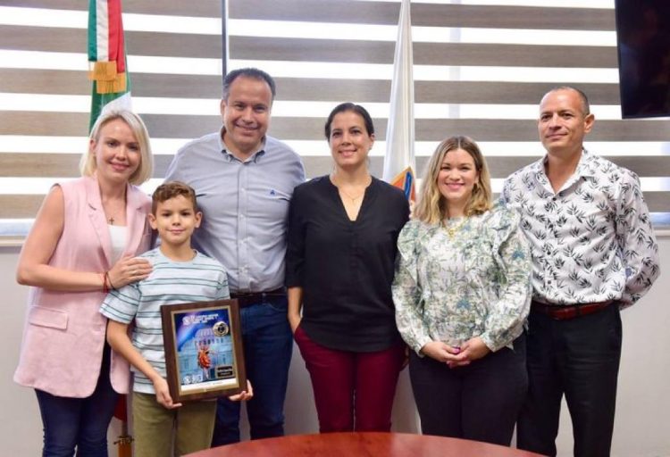 Felicita Toño Astiazarán a Porfirio López Félix, niño ganador del XV Concurso Nacional de Ballet Infantil y Juvenil 2023