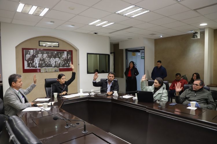 APRUEBAN COMISIONES PROYECTOS DE DICTAMEN