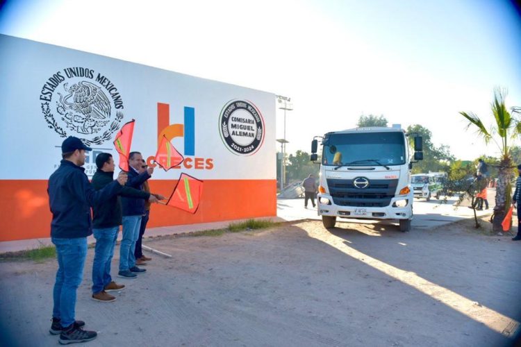 ENTREGA ANTONIO ASTIAZARAN VEHÍCULOS PARA SERVICIOS PÚBLICOS EN MIGUEL ALEMÁN