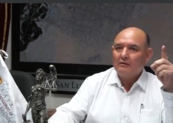 Nuestros policías no son delincuentes”: Alcalde de SLRCSLRC, Sonora (IN).- El alcalde Santos González Yescas aseveró que nuestros policías no son delincuentes”.Tras denunciar persecución de parte del fiscal estatal y Marina a policías municipales, el presidente de San Luis Río Colorado se refirió así a través de un video difundido en redes sociales.El alcalde sostuvo que los policías municipales “son los únicos que le entran a combatir a la delincuencia organizada en nuestro municipio”.En este sentido,  “por eso tengo la confianza en nuestro comandante Gerardo Ramírez Camacho”.Advirtió que “y que no se les ocurra decir que van a cambiar de mando, aquí la facultad es del presidente municipal”.Santos González denunció la persecución, detención y cateos a viviendas de policías municipales por parte de la AMIC.Además, a elementos de la Marina que arribaron a Palacio Municipal la semana pasada.Aseguró que se utilizaron 20 camionetas con agentes de la AMIC para catear tres domicilios de policías municipales de San Luis Río Colorado.Lamentó que los policías agredidos a tiros durante la madrugada, no contaran con armas para defenderse del ataque.Afirmó que el ataque durante la media noche contra 4 policías municipales en un convivio donde perdió la vida el periodista Jesús Gutiérrez, es por parte del crimen organizado.El periodista y director del medio Notiface Prensa Digital, Jesús Gutiérrez Vergara, murió en un ataque armado contra 4 policías municipales de San Luis Río Colorado, Sonora.Esta agresión armada contra los oficiales fuera de servicio, se registró la madrugada de este lunes 25 de septiembre.Además del periodista, dos policías perdieron la vida y tres resultaron lesionados por proyectil de arma de fuego.Los hechos se registraron por fuera de la vivienda de los agentes en la avenida Reforma y calle Lerdo de Tejada en la colonia Aviación.Al lugar arribó una unidad tipo Toyota color negro desde donde se realizaron los disparos que dieron muerte al policía y al comunicador.El periodista había salido de su vivienda a saludar a los vecinos policías que eran el objetivo de los agresores.La Fiscalía General de Justicia del Estado (FGJE) informó que coordina un operativo con los tres niveles de gobierno, para dar con los responsables del ataque a cuatro policías municipales de San Luis Río Colorado.A través de un comunicado, la FGJE que “investiga el ataque directo a cuatro policías municipales donde resultaron heridos 3 de ellos, un muerto y de manera colateral perdió la vida Jesús “N”, de 47 años de edad, vecino que se encontraba platicando con los antes mencionados”.Los hechos se registraron hace unas horas en la colonia Aviación de esta ciudad, cuando se detonaron disparos desde un vehículo Toyota RAV 4 color negro.Cabe señalar que “los policías se encontraban fuera de servicio al momento de ser atacados”.El gremio periodístico de Sonora se encuentra una vez más de luto.