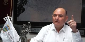 Nuestros policías no son delincuentes”: Alcalde de SLRCSLRC, Sonora (IN).- El alcalde Santos González Yescas aseveró que nuestros policías no son delincuentes”.Tras denunciar persecución de parte del fiscal estatal y Marina a policías municipales, el presidente de San Luis Río Colorado se refirió así a través de un video difundido en redes sociales.El alcalde sostuvo que los policías municipales “son los únicos que le entran a combatir a la delincuencia organizada en nuestro municipio”.En este sentido,&nbsp; “por eso tengo la confianza en nuestro comandante Gerardo Ramírez Camacho”.Advirtió que “y que no se les ocurra decir que van a cambiar de mando, aquí la facultad es del presidente municipal”.Santos González denunció la persecución, detención y cateos a viviendas de policías municipales por parte de la AMIC.Además, a elementos de la Marina que arribaron a Palacio Municipal la semana pasada.Aseguró que se utilizaron 20 camionetas con agentes de la AMIC para catear tres domicilios de policías municipales de San Luis Río Colorado.Lamentó que los policías agredidos a tiros durante la madrugada, no contaran con armas para defenderse del ataque.Afirmó que el ataque durante la media noche contra 4 policías municipales en un convivio donde perdió la vida el periodista Jesús Gutiérrez, es por parte del crimen organizado.El periodista y director del medio Notiface Prensa Digital, Jesús Gutiérrez Vergara, murió en un ataque armado contra 4 policías municipales de San Luis Río Colorado, Sonora.Esta agresión armada contra los oficiales fuera de servicio, se registró la madrugada de este lunes 25 de septiembre.Además del periodista, dos policías perdieron la vida y tres resultaron lesionados por proyectil de arma de fuego.Los hechos se registraron por fuera de la vivienda de los agentes en la avenida Reforma y calle Lerdo de Tejada en la colonia Aviación.Al lugar arribó una unidad tipo Toyota color negro desde donde se realizaron los disparos que dieron muerte al policía y al comunicador.El periodista había salido de su vivienda a saludar a los vecinos policías que eran el objetivo de los agresores.La Fiscalía General de Justicia del Estado (FGJE) informó que coordina un operativo con los tres niveles de gobierno, para dar con los responsables del ataque a cuatro policías municipales de San Luis Río Colorado.A través de un comunicado, la FGJE que “investiga el ataque directo a cuatro policías municipales donde resultaron heridos 3 de ellos, un muerto y de manera colateral perdió la vida Jesús “N”, de 47 años de edad, vecino que se encontraba platicando con los antes mencionados”.Los hechos se registraron hace unas horas en la colonia Aviación de esta ciudad, cuando se detonaron disparos desde un vehículo Toyota RAV 4 color negro.Cabe señalar que “los policías se encontraban fuera de servicio al momento de ser atacados”.El gremio periodístico de Sonora se encuentra una vez más de luto.