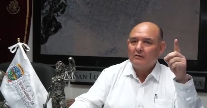 Nuestros policías no son delincuentes”: Alcalde de SLRCSLRC, Sonora (IN).- El alcalde Santos González Yescas aseveró que nuestros policías no son delincuentes”.Tras denunciar persecución de parte del fiscal estatal y Marina a policías municipales, el presidente de San Luis Río Colorado se refirió así a través de un video difundido en redes sociales.El alcalde sostuvo que los policías municipales “son los únicos que le entran a combatir a la delincuencia organizada en nuestro municipio”.En este sentido,&nbsp; “por eso tengo la confianza en nuestro comandante Gerardo Ramírez Camacho”.Advirtió que “y que no se les ocurra decir que van a cambiar de mando, aquí la facultad es del presidente municipal”.Santos González denunció la persecución, detención y cateos a viviendas de policías municipales por parte de la AMIC.Además, a elementos de la Marina que arribaron a Palacio Municipal la semana pasada.Aseguró que se utilizaron 20 camionetas con agentes de la AMIC para catear tres domicilios de policías municipales de San Luis Río Colorado.Lamentó que los policías agredidos a tiros durante la madrugada, no contaran con armas para defenderse del ataque.Afirmó que el ataque durante la media noche contra 4 policías municipales en un convivio donde perdió la vida el periodista Jesús Gutiérrez, es por parte del crimen organizado.El periodista y director del medio Notiface Prensa Digital, Jesús Gutiérrez Vergara, murió en un ataque armado contra 4 policías municipales de San Luis Río Colorado, Sonora.Esta agresión armada contra los oficiales fuera de servicio, se registró la madrugada de este lunes 25 de septiembre.Además del periodista, dos policías perdieron la vida y tres resultaron lesionados por proyectil de arma de fuego.Los hechos se registraron por fuera de la vivienda de los agentes en la avenida Reforma y calle Lerdo de Tejada en la colonia Aviación.Al lugar arribó una unidad tipo Toyota color negro desde donde se realizaron los disparos que dieron muerte al policía y al comunicador.El periodista había salido de su vivienda a saludar a los vecinos policías que eran el objetivo de los agresores.La Fiscalía General de Justicia del Estado (FGJE) informó que coordina un operativo con los tres niveles de gobierno, para dar con los responsables del ataque a cuatro policías municipales de San Luis Río Colorado.A través de un comunicado, la FGJE que “investiga el ataque directo a cuatro policías municipales donde resultaron heridos 3 de ellos, un muerto y de manera colateral perdió la vida Jesús “N”, de 47 años de edad, vecino que se encontraba platicando con los antes mencionados”.Los hechos se registraron hace unas horas en la colonia Aviación de esta ciudad, cuando se detonaron disparos desde un vehículo Toyota RAV 4 color negro.Cabe señalar que “los policías se encontraban fuera de servicio al momento de ser atacados”.El gremio periodístico de Sonora se encuentra una vez más de luto.
