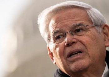 Senador Bob Menéndez se niega a renunciar al cargo tras acusaciones de recibir sobornos a cambio de enriquecer a empresarios egipcios