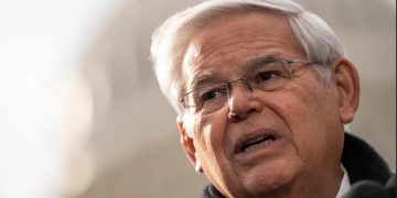 Senador Bob Menéndez se niega a renunciar al cargo tras acusaciones de recibir sobornos a cambio de enriquecer a empresarios egipcios