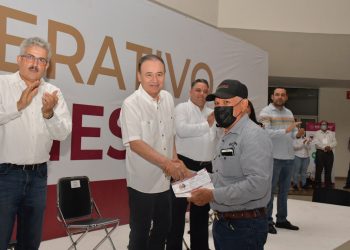 Entrega gobernador apoyos de Bienestar a personas adultas mayores y con discapacidad