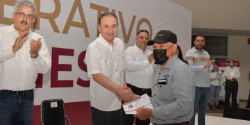 Entrega gobernador apoyos de Bienestar a personas adultas mayores y con discapacidad