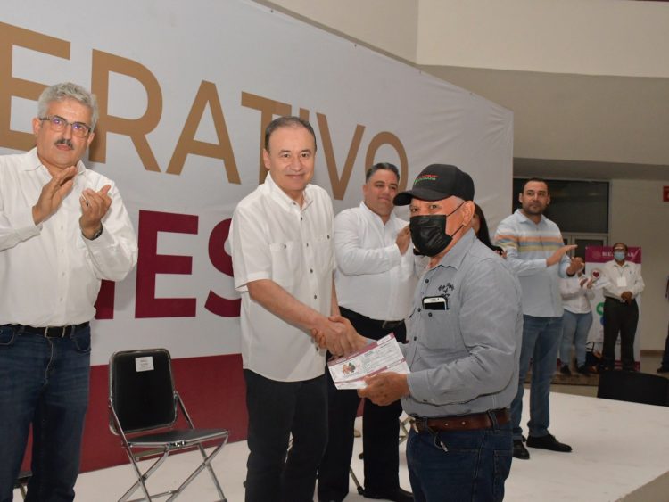 Entrega gobernador apoyos de Bienestar a personas adultas mayores y con discapacidad