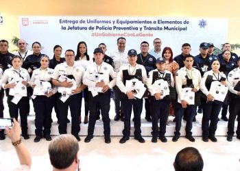 ENTREGA TOÑO ASTIAZARÁN UNIFORMES Y CHALECOS BALÍSTICOS A POLICÍAS MUNICIPALES&nbsp;