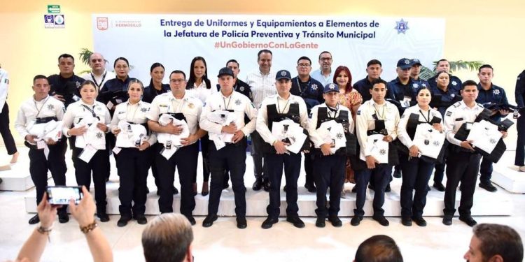 ENTREGA TOÑO ASTIAZARÁN UNIFORMES Y CHALECOS BALÍSTICOS A POLICÍAS MUNICIPALES