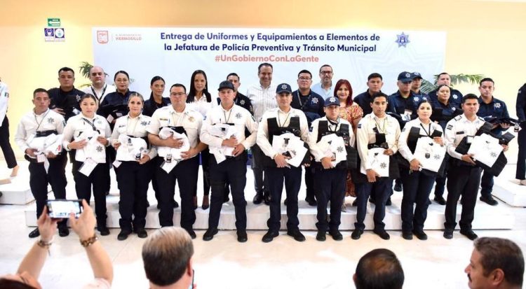ENTREGA TOÑO ASTIAZARÁN UNIFORMES Y CHALECOS BALÍSTICOS A POLICÍAS MUNICIPALES 