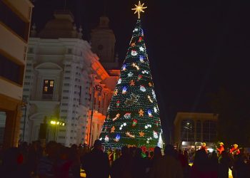 ILUMINAN AUTORIDADES EL TRADICIONAL ÁRBOL NAVIDEÑO EN PLAZA ZARAGOZA 