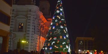 ILUMINAN AUTORIDADES EL TRADICIONAL ÁRBOL NAVIDEÑO EN PLAZA ZARAGOZA&nbsp;