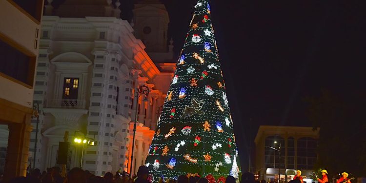 ILUMINAN AUTORIDADES EL TRADICIONAL ÁRBOL NAVIDEÑO EN PLAZA ZARAGOZA&nbsp;